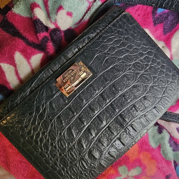 Kate Spade Leather Crossbody. - Picture 1 of 3
